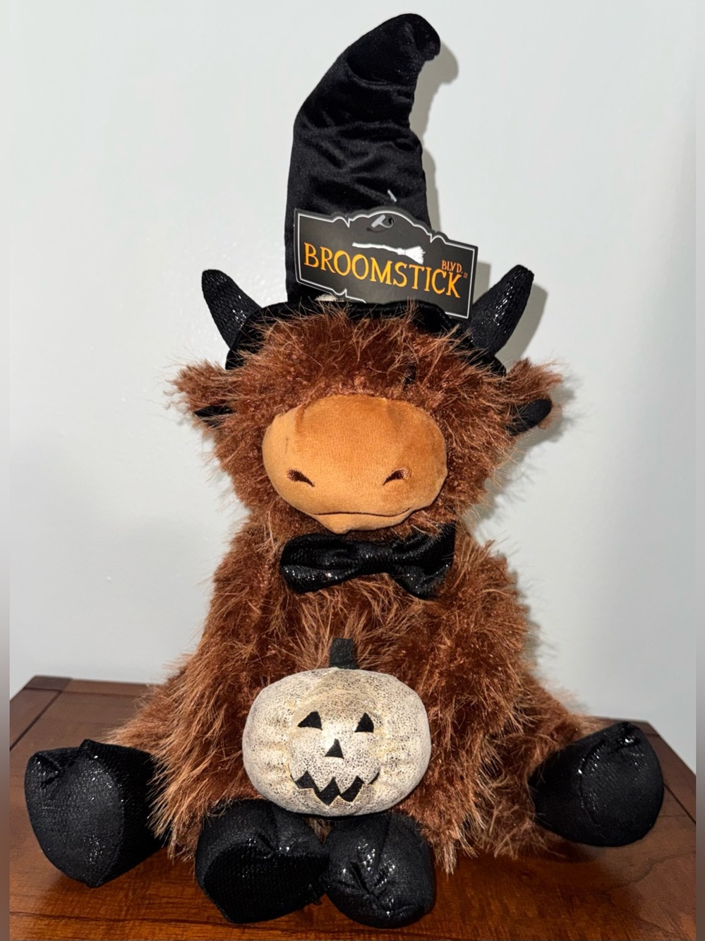 🥰 BROOMSTICK Adorable Halloween Large Shaggy Highland Cow Dressed As A Witch 🆕